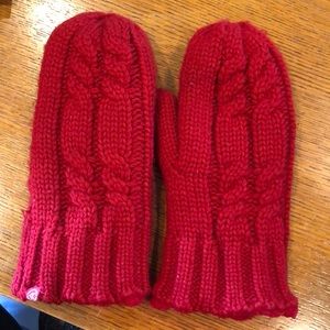 ⭐️ 3/$12 ⭐️ starred items only! 
Isotoner Mittens